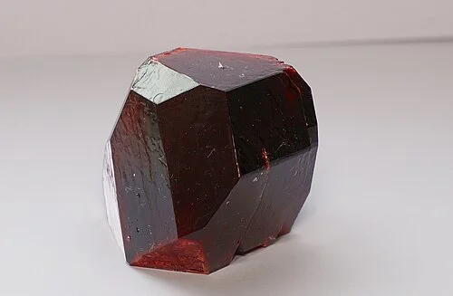 Фианит красный ,сырье.