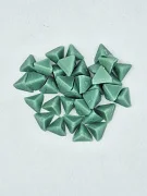Превью Наполнитель для галтовки 600 пластик зеленая пирамида 10х10 мм №1