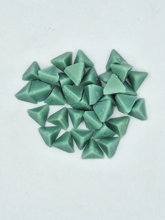 Наполнитель для галтовки 600 пластик зеленая пирамида 10х10 мм №1