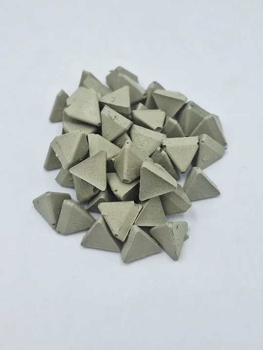 Наполнитель для галтовки 800 пластик серая пирамида 10х10 мм №1